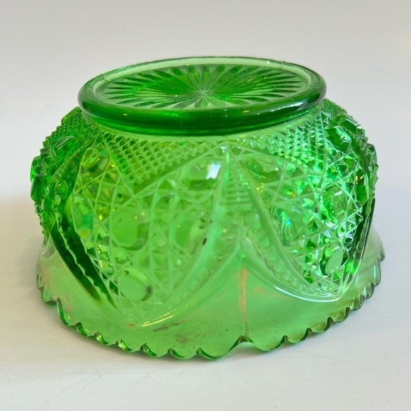 Beautiful Green Cut Glass Saw Toothed Berry trinket candy Bowl - Picture 2 of 4